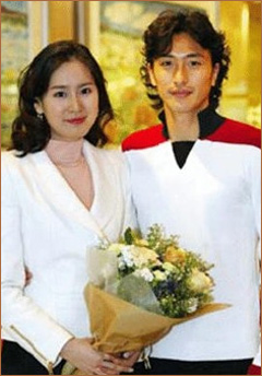 安貞桓の妻 夫の目にあざ ホームページで心情語る Joongang Ilbo 中央日報