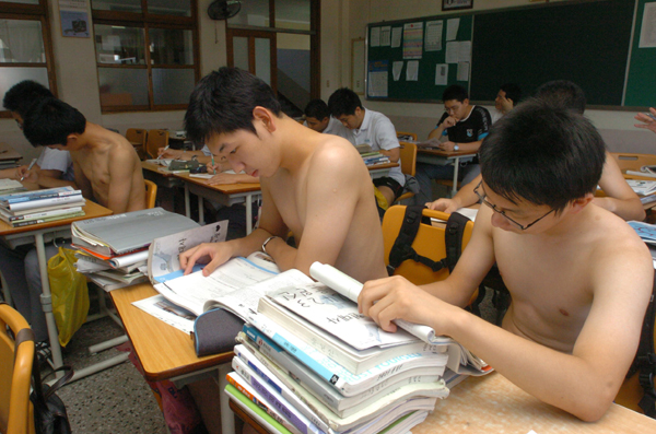 裸　教育 