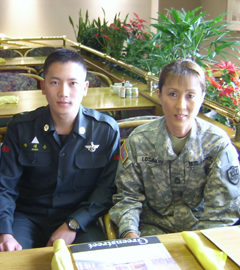 駐韓米軍女性副士官 チソン一等兵と甘いデート Joongang Ilbo 中央日報