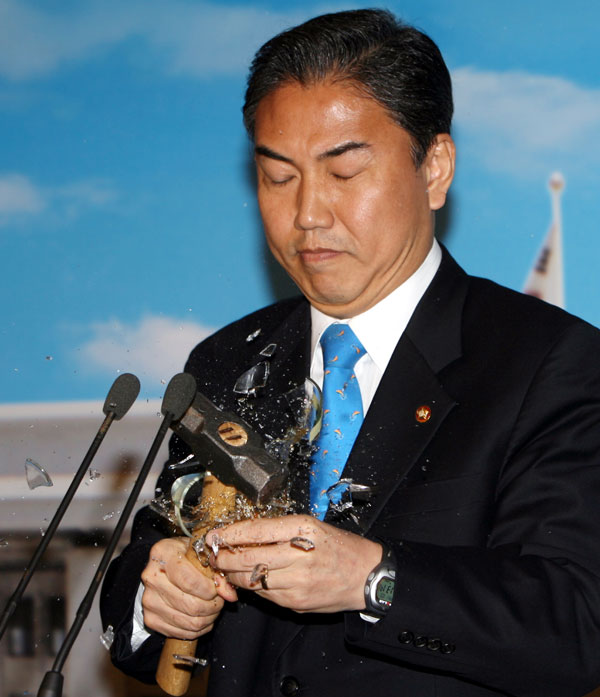 写真 爆弾酒の杯壊す朴振議員 Joongang Ilbo 中央日報