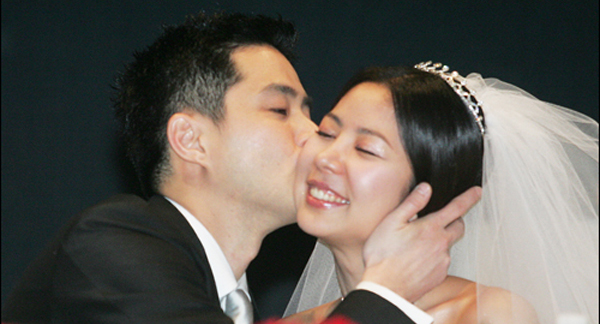 写真 ジヌ 愛する新婦キム ジュニの頬にキス Joongang Ilbo 中央日報