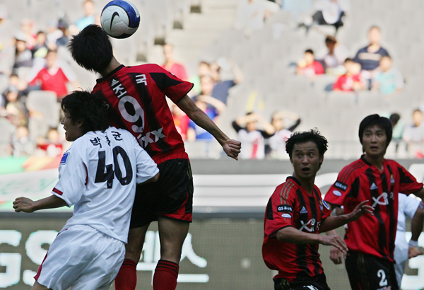 写真 ヘディングシュート決めるチョン ジョグク Joongang Ilbo 中央日報