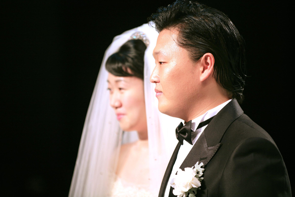 写真 結婚式をあげた歌手ｐｓｙ Joongang Ilbo 中央日報