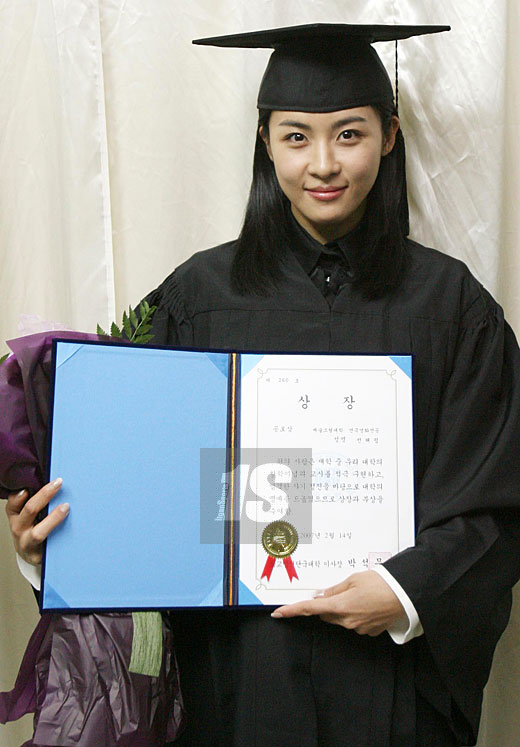 写真】ハ・ジウォン、卒業式で功労賞受賞  Joongang Ilbo  中央日報