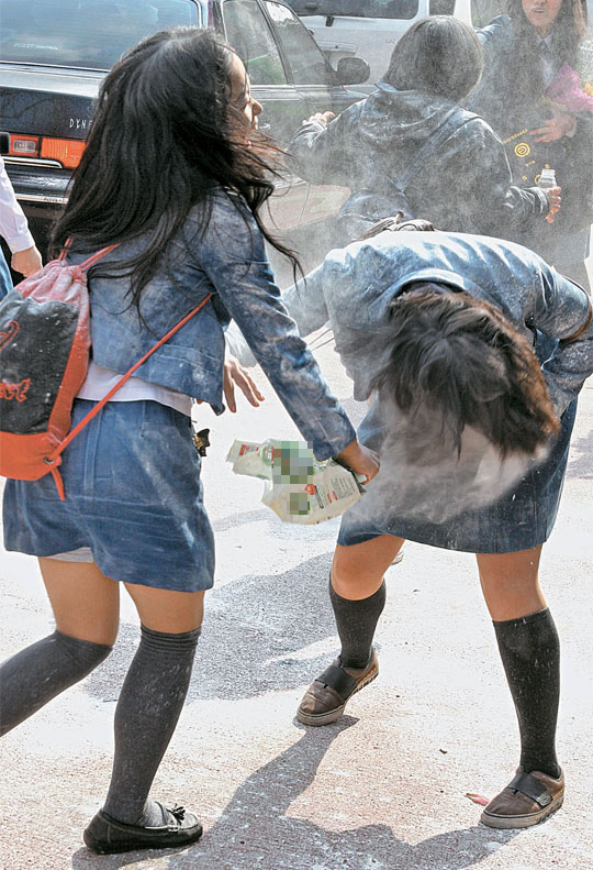 写真 いまだに小麦粉卒業式 Joongang Ilbo 中央日報