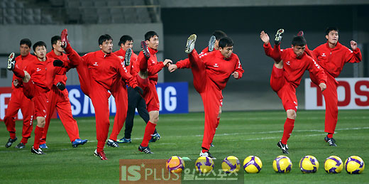写真 赤色のユニフォームを着て練習する北朝鮮代表 Joongang Ilbo 中央日報