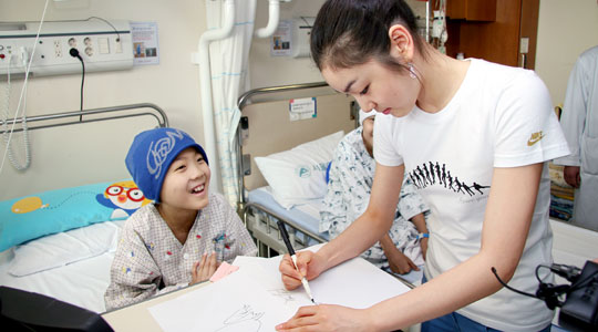 写真 小児病棟を訪れたキム ヨナ Joongang Ilbo 中央日報