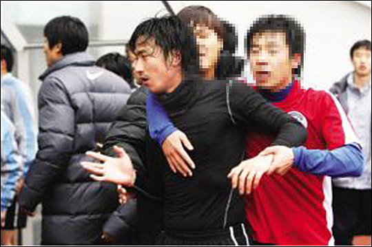 サッカー 安貞桓 相手選手への怒りでベンチ破損 Joongang Ilbo 中央日報