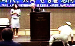重家俊範在韓日本大使が７日、公開講演中、韓国の聴衆から石を投げつけられた。＝（写真：ＭＢＣホームページ）