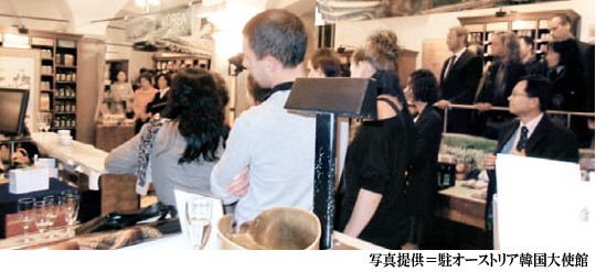 オーストリアのウィーン中心街にあるハース＆ハースで「韓国宝城緑茶特別企画展」開幕式行事が開かれている。