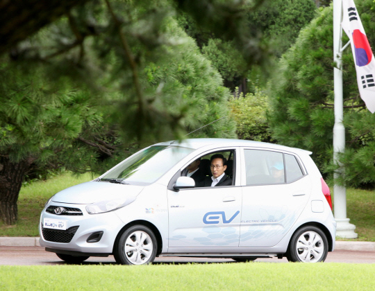 李明博大統領が青瓦台で国産１号量産型高速電気自動車「ブルーオン」を運転している＝（写真：青瓦台）