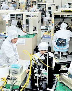 ある企業の電子研究室で光モジュール技術の安全性テストが行われている。