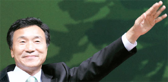 ３日、民主党全党大会で勝利した孫鶴圭代表が手をあげて党員にあいさつしている。