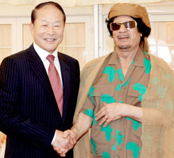 ハンナラ党李相得議員がリビアのカダフィ国家元首に会い、握手している。