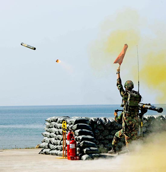 携帯用地対空ミサイル「ミストラル」を発射している。＝（写真提供：空軍）