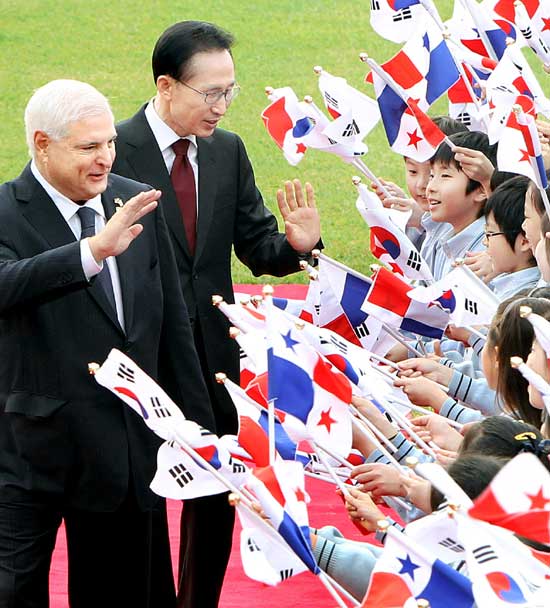 写真 パナマ大統領 韓国は兄貴のような国 Joongang Ilbo 中央日報