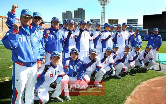 広州アジア競技大会の韓国野球代表が２５日、練習前に善戦を誓っている。