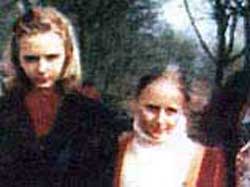 写真：０７年１０月に日本の「週刊文春」が載せた幼い頃のカテリーナさん（右）。左は姉マリーヤさん。＝（写真：『プーチン自叙伝』）］
