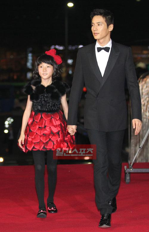 １８日、大韓民国映画大賞授賞式のレッドカーペットでポーズを取っている子役女優キム・セロン（左）と俳優ウォンビン（右）。