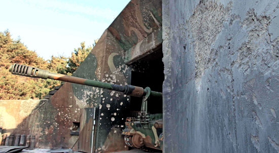 延坪部隊Ｋ－９自走砲隊陣地に北朝鮮が撃った砲弾の痕跡が鮮明に残されている。