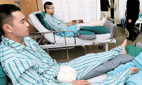 負傷した将兵らが２４日午後、京畿道城南（キョンギド・ソンナム）の国軍首都病院で安静をとっている。