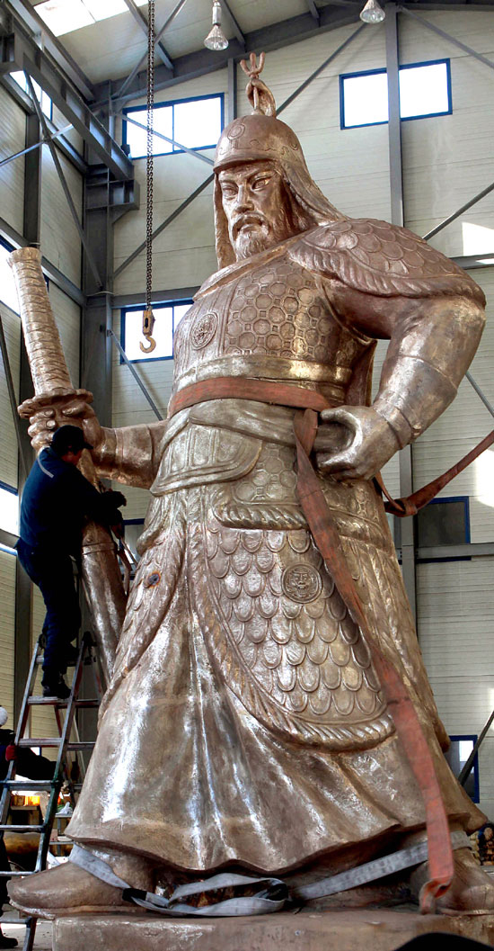 ７日、京畿道利川市樹山里の「空間美術」で公開された、補修・補強作業が施されている李舜臣将軍の銅像。