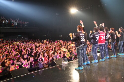 日本で初めての単独コンサートを開催した男性７人組のＵ－ＫＩＳＳ（写真＝ＮＨ　ＥＭＧ）。 