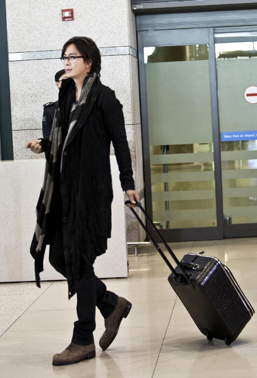 ドラマ撮影のため７日、仁川空港の入国フロアに登場したペ・ヨンジュン。