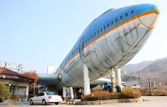 韓国のソウル近郊、南楊州市に放置されているボーイング７４７ジャンボ１号機（写真＝ＬＡタイムズ）。