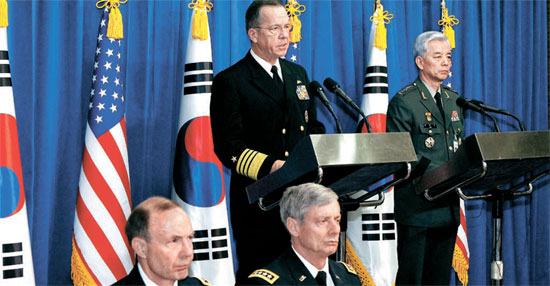 韓民求合同参謀本部議長（右）とマレン米統合参謀本部議長が８日、協議会の結果について共同記者会見を行っている。