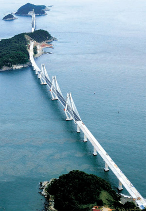 釜山加徳島と慶尚南道巨済島（コジェド）をつなぐ８２０４メートル（往復４車線）の巨加大橋。