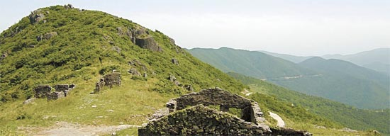 鶏竜山の稜線上に残っている韓国戦争当時の捕虜収容所跡。