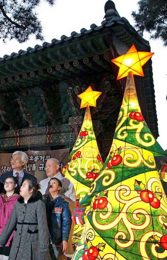 ２０日午後、ソウル堅志洞の曹渓寺でクリスマスツリー点灯式が行われた。