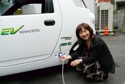 韓国産電気自動車を利用する主婦シマザキ・サトエさん。