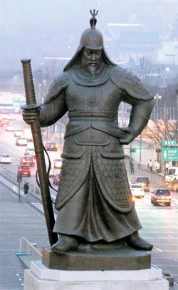 補修作業を終えた李舜臣将軍の銅像が、２３日午前、ソウル光化門広場に復帰した。