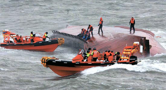 木浦海洋警察がゴムボート（短艇）２隻を下ろして、船員と乗客１５人全員を救助している（写真＝木浦海洋警察）。