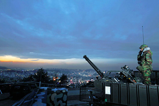 陸軍首都防衛司令部牛眠山バルカン砲陣地の将兵が不夜城のソウルを守っている。