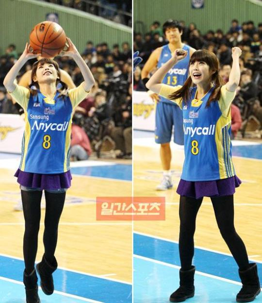 ２日午後、ソウル・蚕室で行われたプロバスケットボールのソウル三星－昌原ＬＧの試合で始球式を行った歌手のＩＵ。
