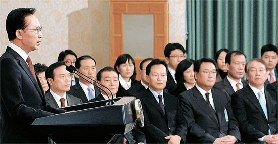 李明博大統領が３日午前、青瓦台で新年特別演説を行っている。
