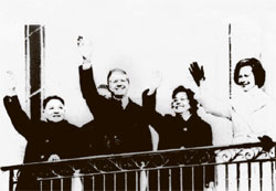 １９７９年１月、中国最高指導者では初めて米国を訪問したトウ小平（左）とジミー・カーター米大統領（左から２人目）。
