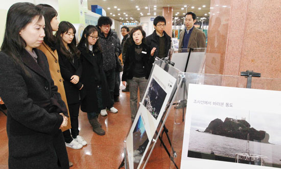 ４日、釜山で「独島海洋生物特別展」が開幕し、独島の自然景観・魚類など８７点の写真が展示されている。