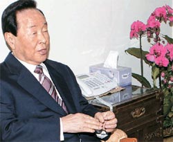 金泳三元大統領が５日、ソウル上道洞の自宅で、全財産を寄付することを明らかにした。