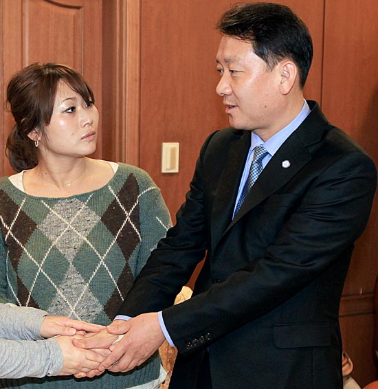 江原道の李光宰知事が１２日、道知事公館を訪れた棚橋ひなとさんを励ましている。
