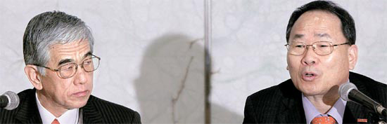 １７日にソウルのプラザホテルで開かれた投資計画発表会。李泳官東レ先端素材社長（右）と日覚昭広東レ本社社長。