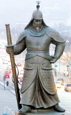世宗路（セジョンロ）の李舜臣将軍銅像。