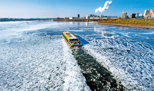 氷の張った漢江を進む遊覧船。