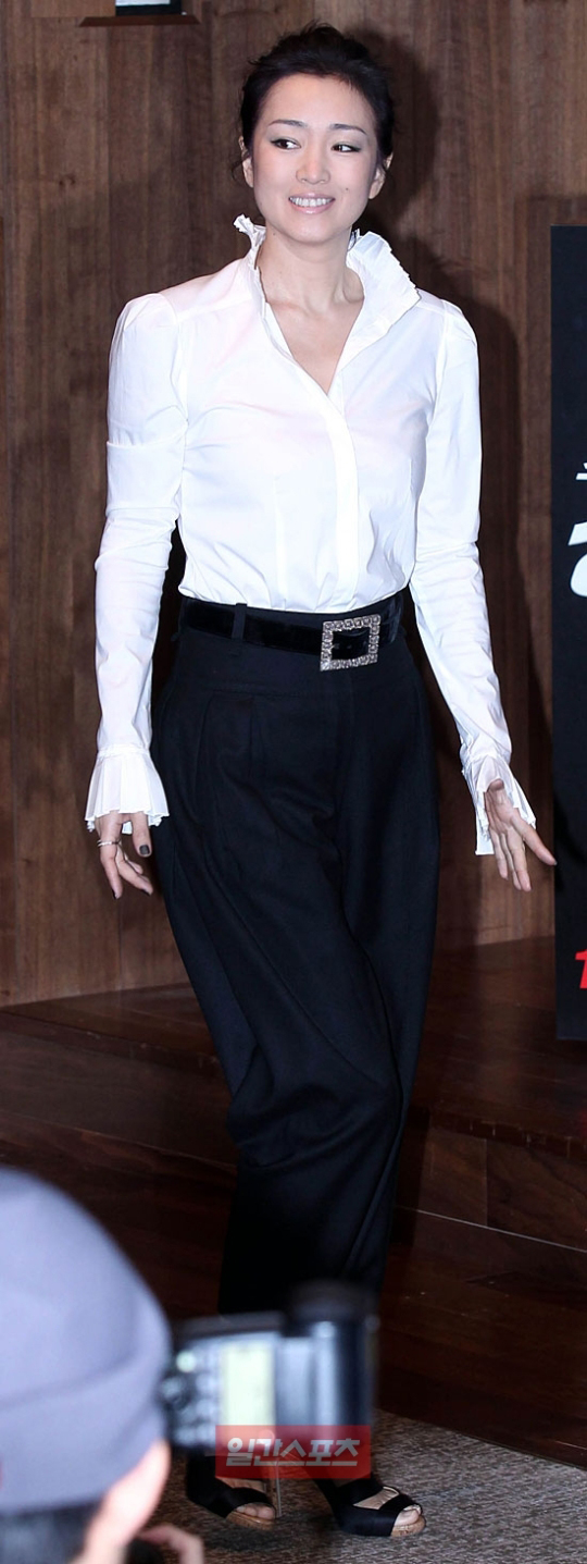 新羅ホテルで、多くの韓国取材陣を見て驚いた表情をしている映画「上海」の主演女優、コン・リー。