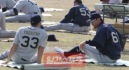 宮古島でキャンプ中の田口壮（左）と朴賛浩（パク・チャンホ）。