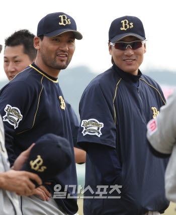 オリックスの朴賛浩（写真左）と李承ヨプ。