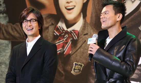 パク・チニョン（右）とペ・ヨンジュンが共同企画したドラマ「ドリームハイ」制作発表会での一場面。
